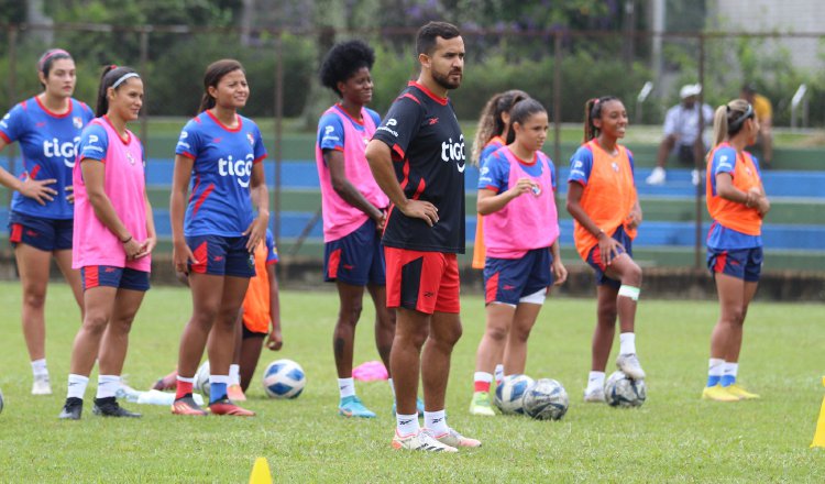 El técnico Ignacio 'Nacho' Quintana, durate los entrenamientos del equipo mayor. Foto: Fepafut