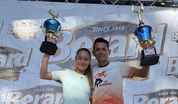 Alexandra Aldana y José Cedeño, celebran tras ganar la carrera en Bugaba, Chiriquí. Cortesía./Carreralacandelaria