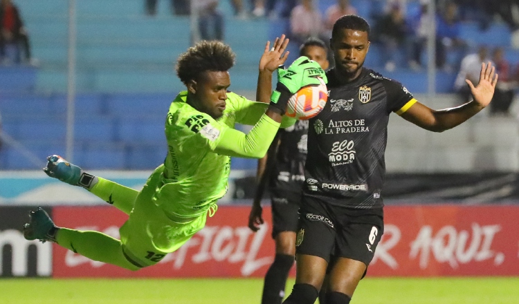 El portero del CAI, Eddie Roberts,  atrapa el balón en una jugada ante el Olimpia de Honduras. Foto: EFE