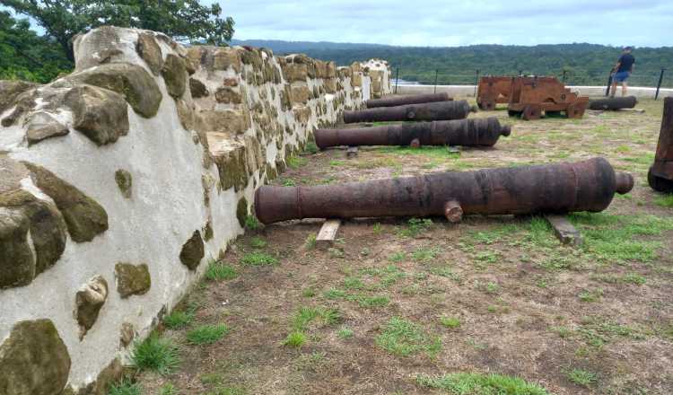 Cañones de la fortificación ubicados en la entrada del lugar. 