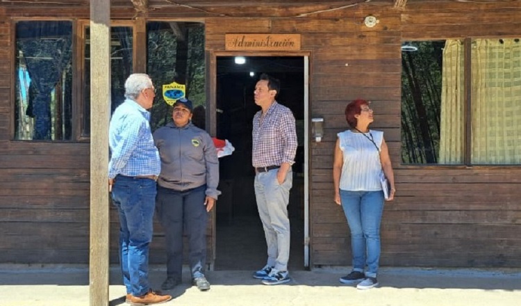Personal de la embajada de Ecuador en Panamá visitó el albergue de Los Planes, en Gualaca. La mayorías de los pasajeros del bus siniestrado procedían de esa nación. Cortesía