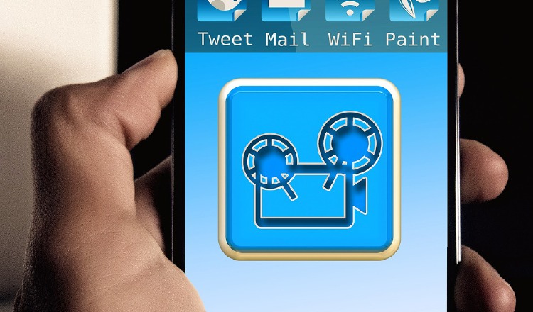 Duplicate the cell phone screen on the wall