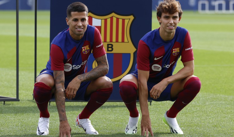 Los portugueses Joao Cancelo (izq.), y el delantero Joao Félix. Foto:EFE