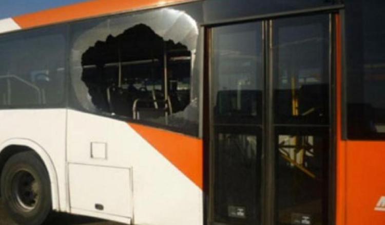 Metrobús afectado por los disturbios generados tras las protestas contra el contrato ley entre el Estado y Minera Panamá.  Cortesía MiBus