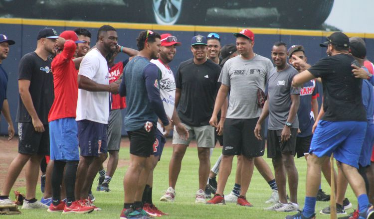 Jugadores de Federales de Chiriquí conversan, previo a los entrenamientos de ayer en el estadio Rod Carew. Foto: Cortesía.