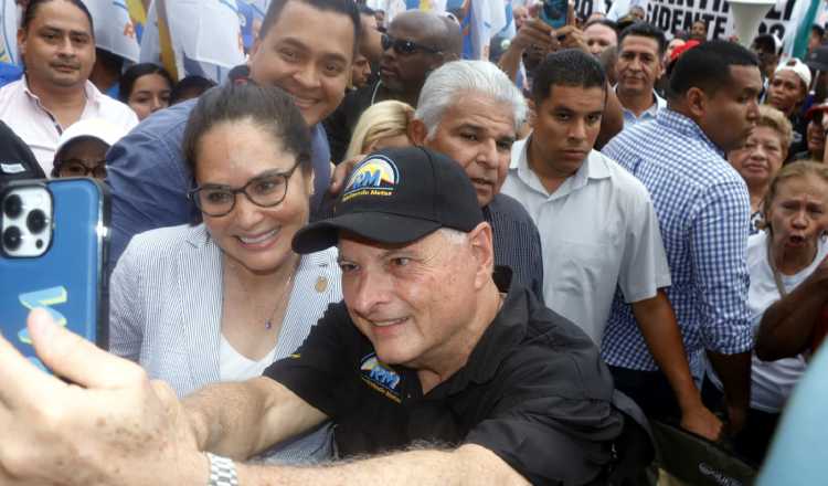 La lluvia no fue impedimento para que llegaran los manifestantes.