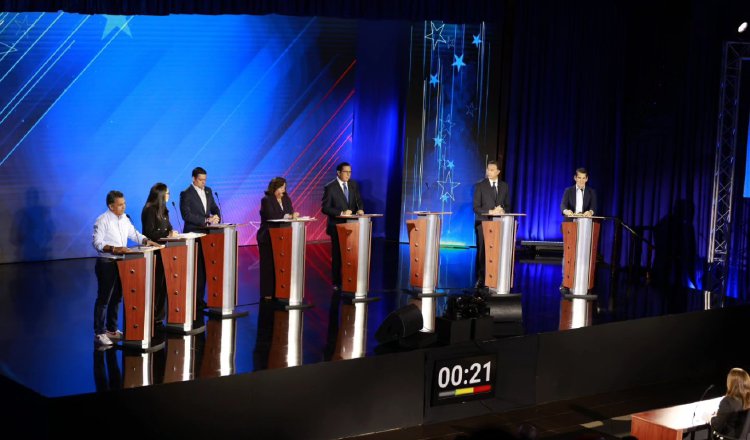 Candidatos presidenciales durante su participación ayer en el primer debate organizado por el Tribunal Electoral. Archivo