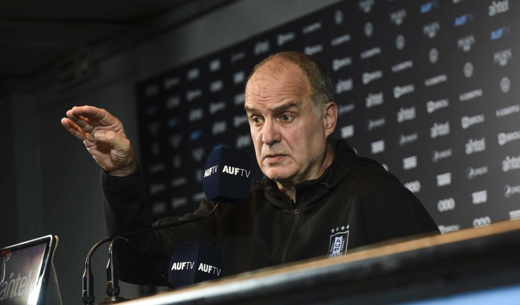 Marcelo Bielsa, técnico de Uruguay. Foto: EFE