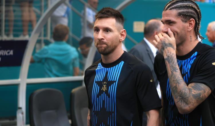 Lionel Messi (izq.) EFE