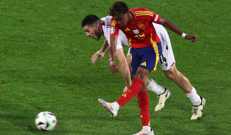 Lamine Yamal de España despeja el balón en un partido Georgia en la Eurocopa. Foto: EFE