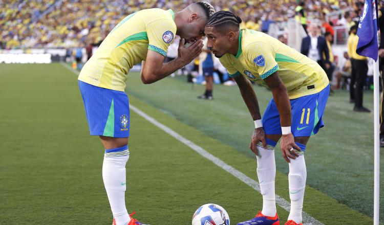 El centrocampista brasileño Bruno Guimarães (izq.) y  Raphinha. Foto: EFE