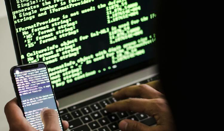No haga clic en enlaces ni descargar archivos de correos electrónicos sospechoso.  Pexels