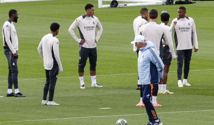 Carlo Ancelotti, con el balón, dirige los entrenamientos del Real Madrid. Foto: EFE