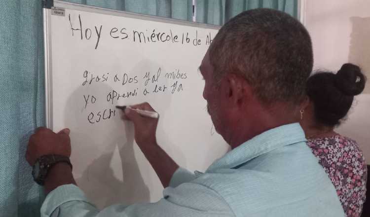 En solo siete semanas, adultos alcanzaron un sueño de muchos años, que es saber leer y escribir, como demostraron a los presentes. Francisco Paz