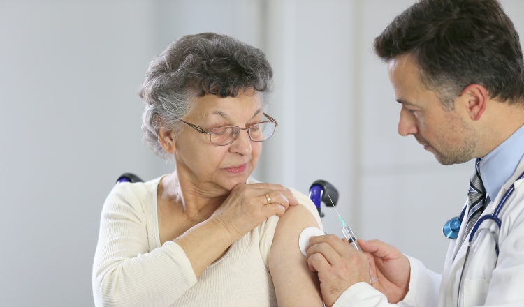 Los adultos mayores presentan inmunosenescencia.  Cortesía: Pfizer