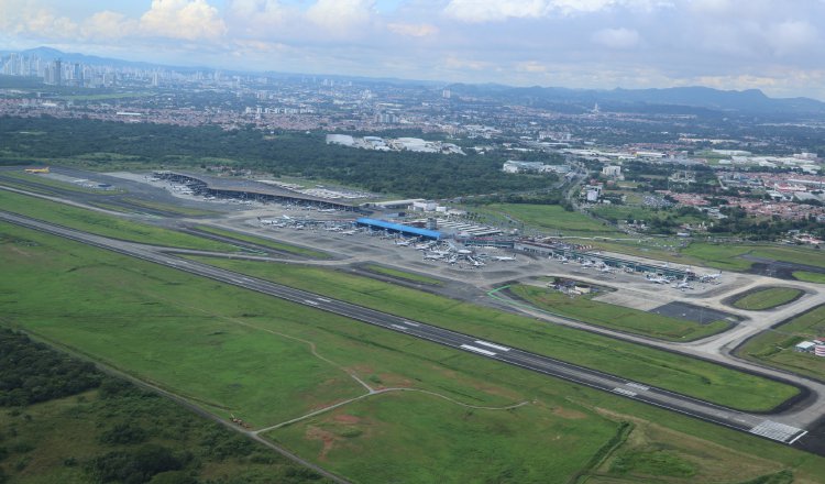 Vista aérea del Aeropuerto de Tocumen en la que se observan las pistas principales que serán objeto de rehabilitación. Vista aérea del Aeropuerto de Tocumen en la que se observan las pistas principales que serán objeto de rehabilitación. Cortesía