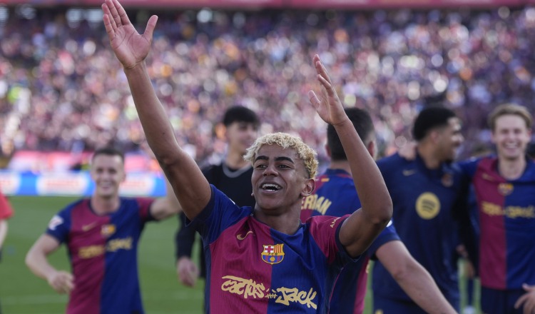 El delantero del Barcelona, Lamine Yamal, celebra su victoria sobre el Real Madrid. Foto: EFE