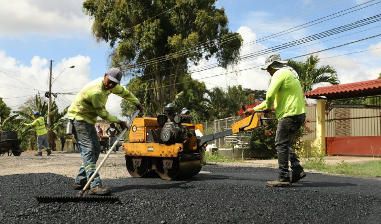 El programa Tapa Huecos fue uno de los primeros que ejecutó el Ministerio de Obras Públicas ante el mal estado de las calles en el país. Cortesía