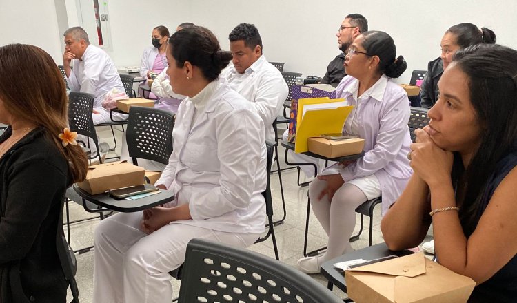 Funcionarios de enfermería instruyéndose sobre trasplantes. Cortesía