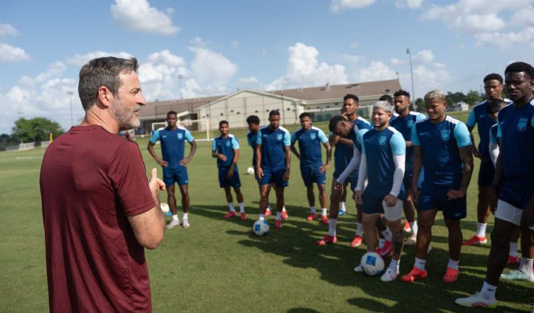 Thomas Christiansnen conversa con los jugadores. Foto: FPF