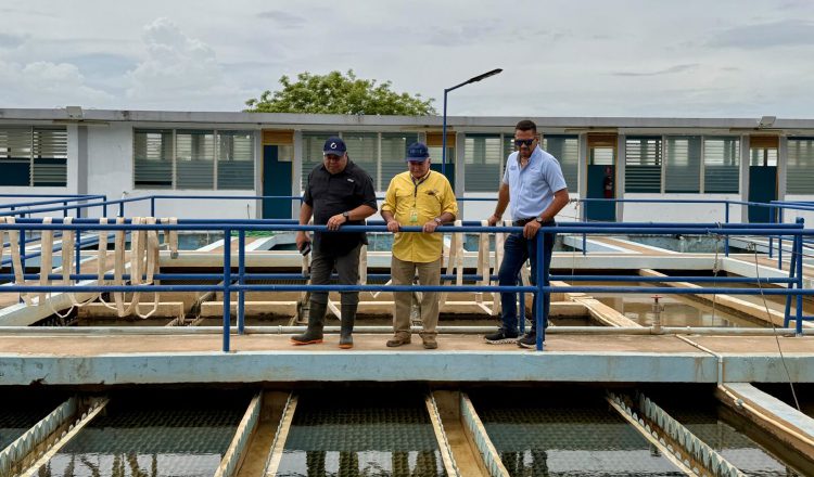 El director del Idaan inspeccionó las potabilizadoras de Azuero, cuando comenzó a registrarse el problema de contaminación en la toma. Cortesía