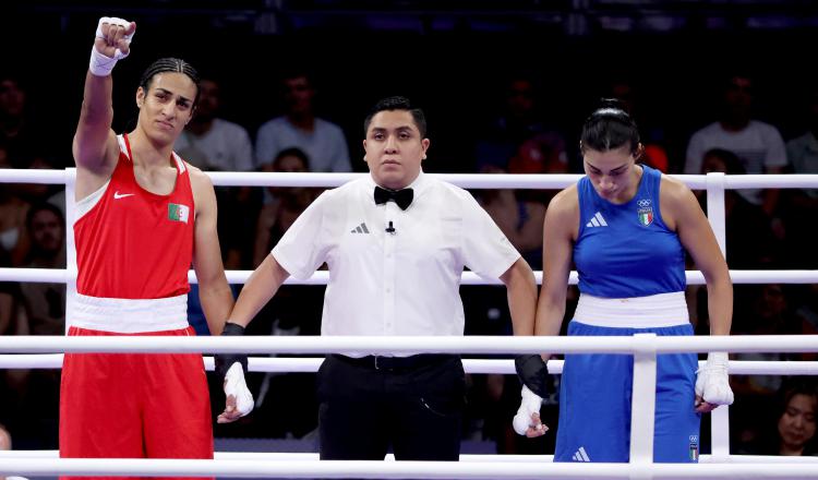 Imane Khelif de Argelia (izq.), generó mucha controversia en  los Juegos de París 2024, a su lado, Ángela Carini de Italia. Foto: EF