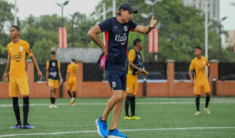 Leonardo Pipino, técnico de la Sub-15 Foto: FPF