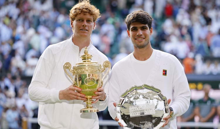 Jannik Sinner y Carlos Alcaraz con los trofeos en Wimbledon. Foto: EFE