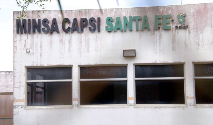 Fachada del Minsa Capsi en Santa Fe, cuya construcción fue paralizada, estando a punto de entregarse. Archivo