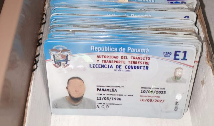 La Autoridad del Tránsito y Transporte Terrestre dio autorización para que se utilice la licencia de conducir digital a través de celulares. Archivo