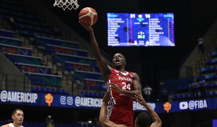 Aaron Gedeon (24) lanza el balón a  la canasta durante el partido entre Panamá y Puerto Rico en la AmeriCup 2025. Foto: EFE