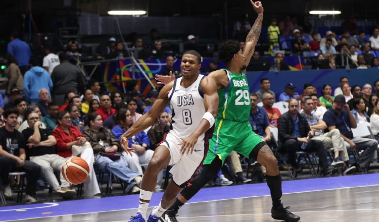 Jahmius Ramsey, de Estados Unidos, disputa el balón con Reynan Santos de Brasil. Foto: EFE