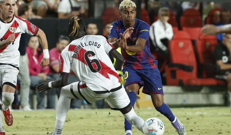 El centrocampista del Rayo Vallecano, Pathé Ciss (izq.), lucha con Lamine Yamal, del FC Barcelona. Foto: EFE