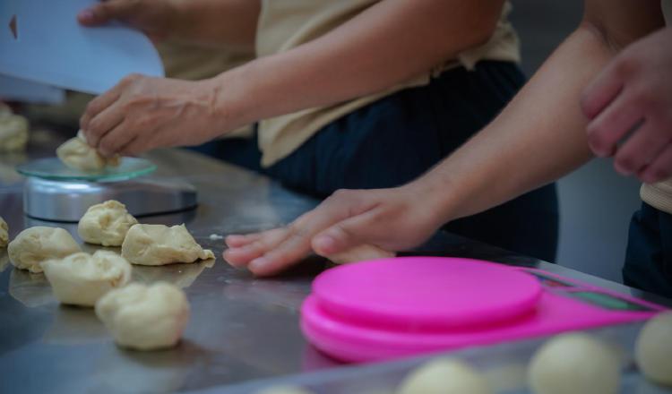 Como parte de la resocialización a los internos se les capacita en panadería y repostería para que les sea útil cuando cumplan sus penas. Cortesía