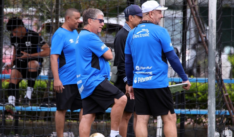 El cuerpo técnico que lidera Hernán "El Bolillo" Gómez observa los entrenamientos. Foto: EFE