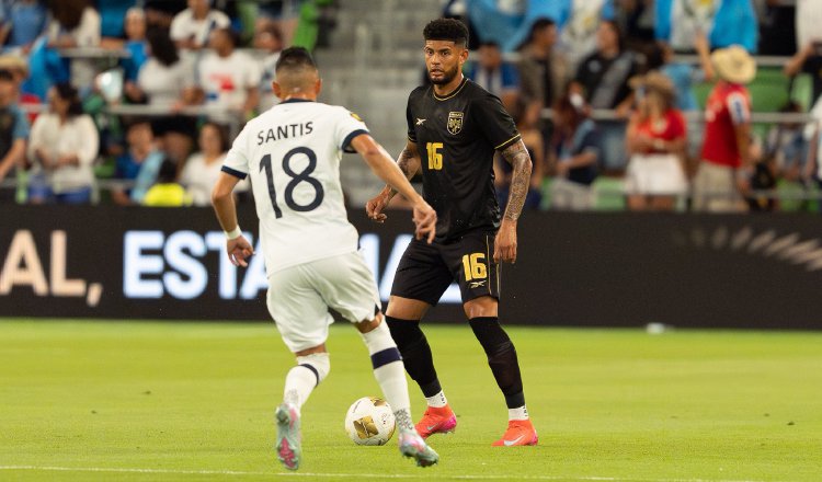 Andrés Andrade, de Panamá (der.) y Oscar Santis, de Guatemala, durante la pasada Copa Oro. Foto: FPF