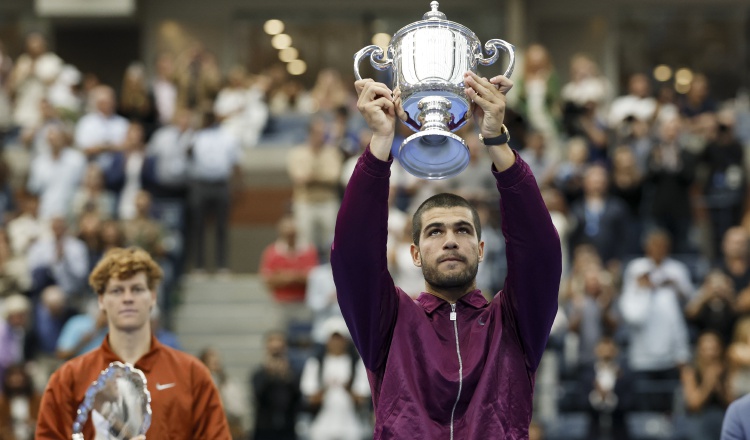 Carlos Alcaraz con el trofeo del US Open. Foto: EFE