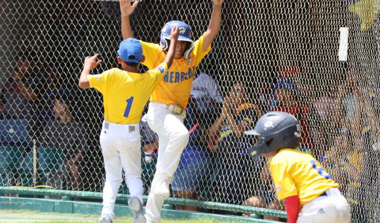 Herrera con paso perfecto hasta el momento en el béisbol U10. Foto: Fedebeis