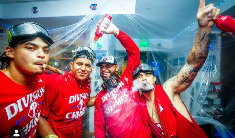 Edmundo Sosa (cent.), festeja el banderín del Este en la Nacional. Foto: Instagram