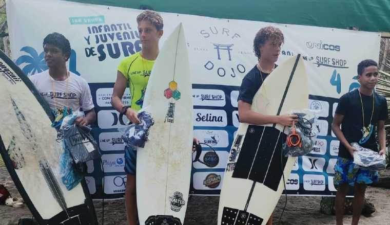 Jóvenes en el torneo de surf. Foto: Cortesía