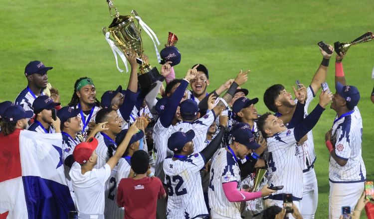 Peloteros panameños festejan el título del Premundial de Béisbol U23, al vencer en la final a Puerto Rico. Foto: EFE
