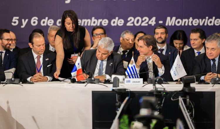 Momento en que el presidente Mulino firma la suma de Panamá como Estado Asociado del bloque. Archivo