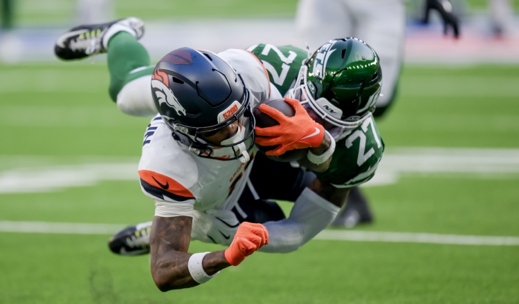 El receptor abierto de los Broncos, Troy Franklin (izq.), en acción contra Malachi Moore de los Jets. Foto: EFE
