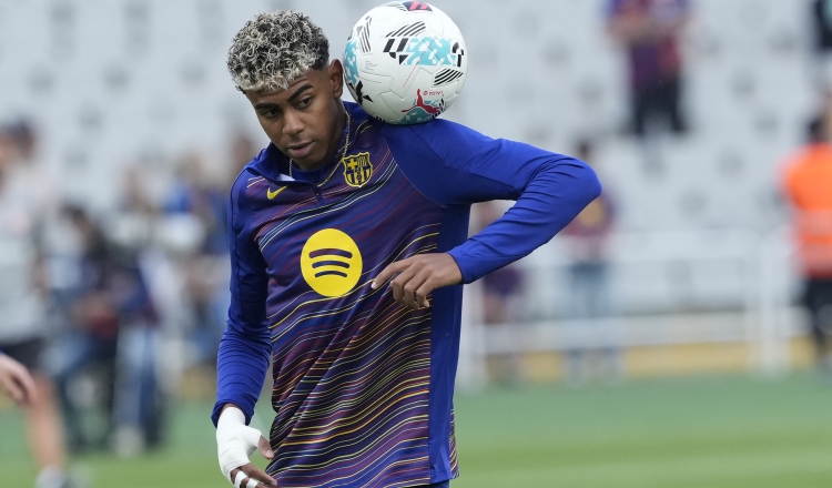 Lamine Yamal entrena con el Barcelona con miras a su partido de Champions League. Foto: EFE