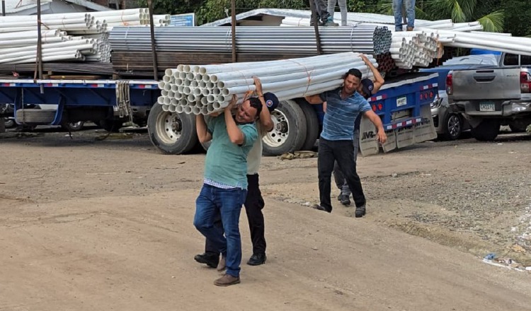 Entrega de tuberías a Jaqué, Darién, para mejorar la red de agua. Cortesía