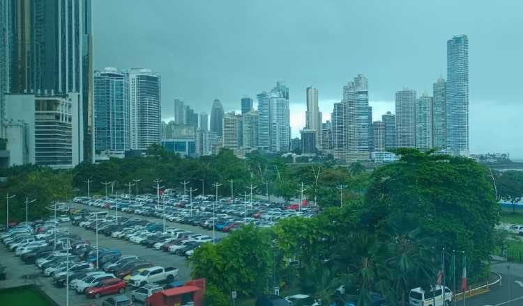 A pesar de que ha sido un año con crecimiento mayor a 2024, todavía hay contención del gasto y una alta tasa de desempleo. Archivo