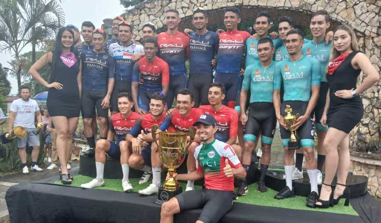 Bolívar Espinosa con el trofeo en la mano, es el actual campeón del giro chiricano. Foto: Jaime A. Chávez R.