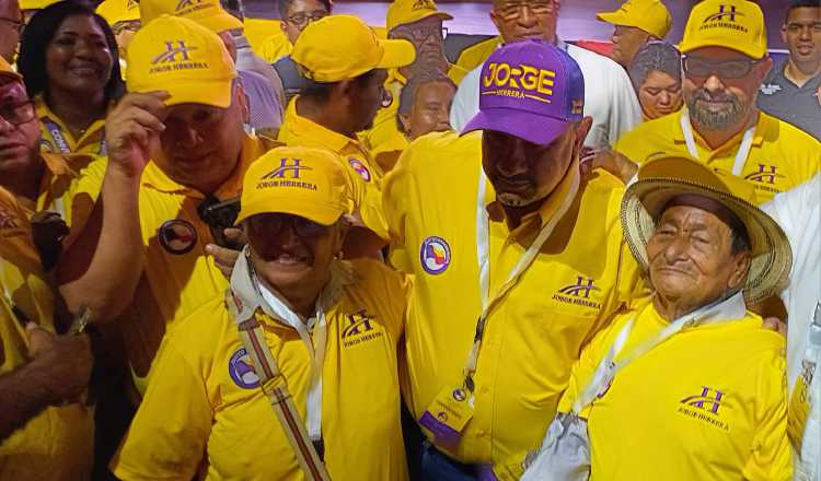 La convención extraordinaria del Panameñista, en que se impuso Jorge Herrera (centro), se celebró en el Hotel Panamá. Francisco Paz