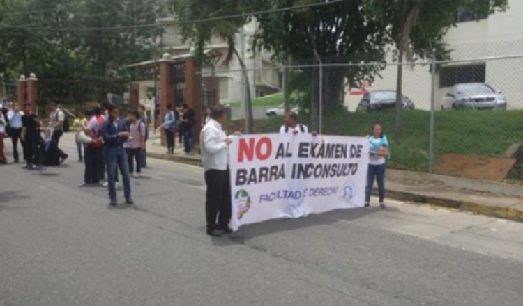 Los estudiantes llevan una década protestando contra el examen. Los estudiantes llevan una década protestando contra el examen. Archivo
