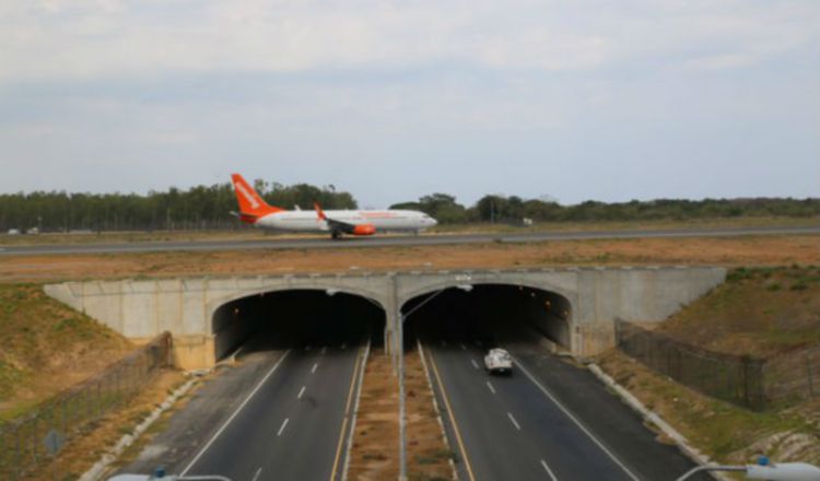 La pista del aeropuerto de Río Hato pasa sobre la Panamericana. Archivo